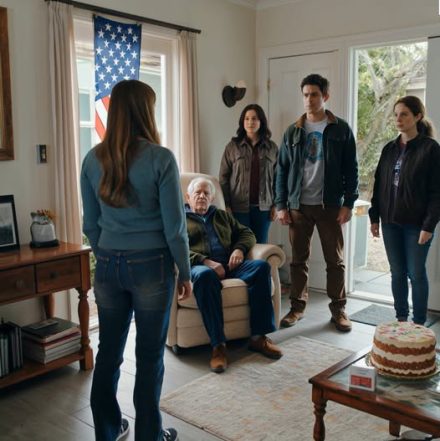 Na 80. urodziny mojego dziadka byłem jedynym, który się pojawił – z małym tortem w dłoniach. Moi rodzice i rodzeństwo wybrali zamiast tego uroczyste otwarcie baru u znajomego. Kiedy wychodziliśmy, moja mama wzruszyła ramionami i powiedziała: „To tylko urodziny starego człowieka. Po co robisz z tego wielką sprawę?”. Już następnego dnia…