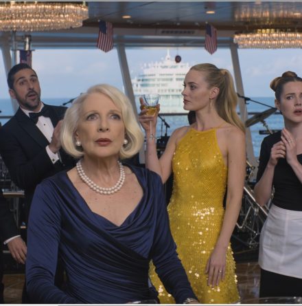 Synowa zaskoczyła mnie rejsem – tylko ona, mój syn i ja. Podczas eleganckiej kolacji, gdy zajmowała syna tańcem, kelnerka dyskretnie podsunęła mi liścik: „Właśnie widziałam, jak majstrowała przy twoim drinku”. Więc zmieniłam kieliszki. Dwadzieścia minut później…