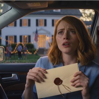 Moi rodzice nazywali mnie swoim „adoptowanym dzieckiem” przez 25 lat, mój starszy brat świętował każdą ważną chwilę, a ja otrzymywałem tylko ciszę… W moje 25 urodziny babcia przytuliła mnie i szepnęła: „Czas już”, wsunęła mi do ręki zapieczętowaną kopertę i powiedziała: „Nie otwieraj jej w domu”… Siedziałem w samochodzie przez ponad godzinę, przeczytałem pierwszą linijkę i po prostu wykrzyknąłem: „Niemożliwe”… A tydzień później… PÓŹNIEJ CAŁA RODZINA NAGLE CHCIAŁA, ŻEBYM COŚ PODPISAŁ.