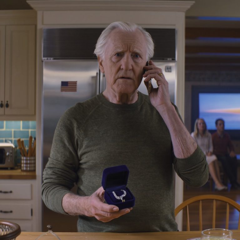 Moja córka, „złote dziecko”, sprzedała naszyjnik mojej zmarłej żony, żeby opłacić wakacje – aż do momentu, gdy zadzwonił telefon… Naszyjnik był jedyną rzeczą, jaka mi po niej została. Kiedy nie mogłem go znaleźć, moja córka w końcu przyznała: „Sprzedałam go. Potrzebowałam pieniędzy na wakacje”. Zadzwoniłem do lombardu, mając nadzieję, że uda mi się go odkupić. Mężczyzna po drugiej stronie zamilkł na kilka sekund, a potem powiedział: „Proszę pana… to trochę nietypowe. Powinien pan przyjść. Kiedy otworzyliśmy otwieraną część wisiorka, znaleźliśmy coś, co musi pan zobaczyć”. Nawet nie wiedziałem, że to się otwiera.