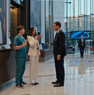 Stażystka oblała mnie kawą, a potem głośno oznajmiła, że ​​jej mąż jest dyrektorem tego szpitala. Spokojnie zawołałam męża: „Powinieneś tu przyjechać. Twoja nowa żona właśnie oblała mnie kawą”.