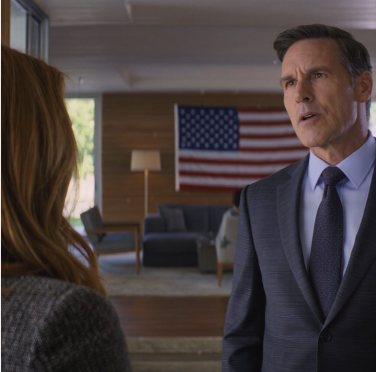 „Jesteś tak niezdarny, że wszyscy czują się nieswojo. Nie przychodź”. Tata zabronił mi wstępu na ślub, mówiąc, że zawstydzę bogatego narzeczonego mojej siostry. Więc w dniu ślubu wróciłem do Strefy 51. Następnego ranka, spacerując po bazie, otworzyłem Facebooka – i… zamarłem na widok tego, co zobaczyłem.