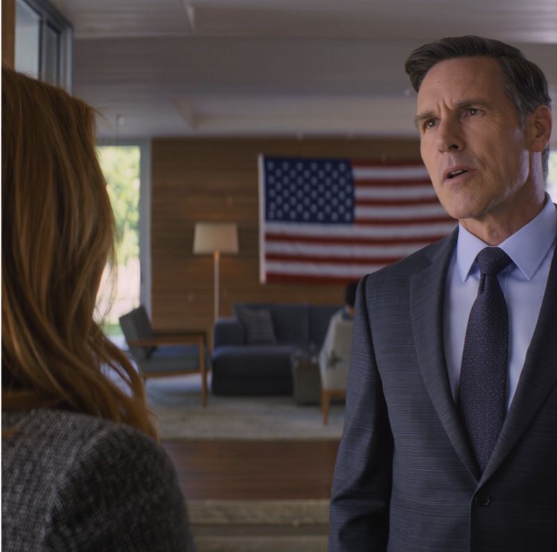 „Jesteś tak niezdarny, że wszyscy czują się nieswojo. Nie przychodź”. Tata zabronił mi wstępu na ślub, mówiąc, że zawstydzę bogatego narzeczonego mojej siostry. Więc w dniu ślubu wróciłem do Strefy 51. Następnego ranka, spacerując po bazie, otworzyłem Facebooka – i… zamarłem na widok tego, co zobaczyłem.