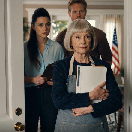 „Wynoś się stąd! Nie zapraszałam cię!” – warknęła moja synowa, gdy próbowałam usiąść przy stole, który sama przygotowałam od piątej rano na jej urodziny, ale to był mój dom. Powoli wstałam, podeszłam do drzwi i zrobiłam coś, co przeraziło wszystkich gości…