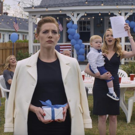 Tydzień po pogrzebie mojego męża, moja siostra zorganizowała pierwsze urodziny syna, stanęła przed całą rodziną i twierdziła, że ​​dziecko jest mojego męża – po czym pokazała „nowy testament”, żądając połowy naszego domu w Beacon Hill, podczas gdy wszystkie oczy zwróciły się na mnie. Nie wybuchnęłam. Uśmiechnęłam się i poprosiłam o pokazanie dokumentu… ponieważ mój mąż i ja zachowaliśmy jedną prywatną prawdę, która sprawia, że ​​jej historia jest niemożliwa. – Wiadomości