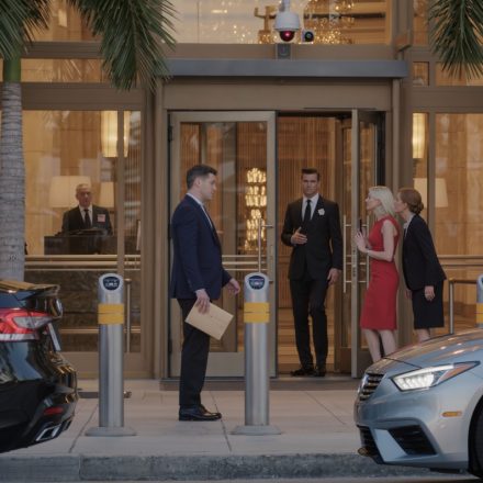 Moja siostra zablokowała wejście do mojego luksusowego hotelu, śmiejąc się, że nie stać mnie na wejście, a moja matka nachyliła się, jakby robiła mi przysługę, szepcząc: „Nie zawstydzaj rodziny”. Nie mieli pojęcia, że ​​budynek za tym szkłem jest mój, aż do ostatniej wypolerowanej lampy w holu, i to właśnie sprawiało, że to kłuło.