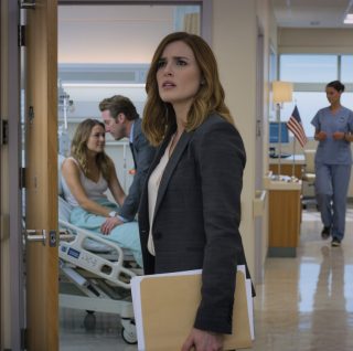 Mój mąż przysięgał, że był w „podróży służbowej do Walencji” — ale ja przyniosłam kosz owoców do szpitala VIP w Segowii, zobaczyłam uchylone drzwi pokoju 305 i usłyszałam jego śmiech w środku; potem nazwał kogoś innego „żoną”, mówił o opróżnieniu pieniędzy mojej firmy, przemycaniu aktywów pod moim nazwiskiem i „daniu mi nauczki”… Nie wparowałam. Po prostu nacisnęłam jeden przycisk, odwróciłam się i odeszłam — gra się rozpoczęła.