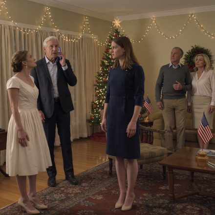 Przyjęcie zaręczynowe mojej siostry. Rodzice jej narzeczonego zapytali, czym się zajmuję. Zanim zdążyłam odpowiedzieć, tata uśmiechnął się i powiedział: „Dostarcza zestawy posiłków! Wiecie, te pudełka? Jeździ furgonetką i rozwozi zakupy”. Skinęli grzecznie głowami i odwrócili się. Kilka minut później zadzwonił telefon ojca jej narzeczonego. Zbladł. „Tak, proszę pana… Jest już z nami. Rozumiem”. Rozłączył się, oszołomiony, i wpatrywał się we mnie, jakby nigdy wcześniej mnie nie widział. Ochrona dyplomatyczna.