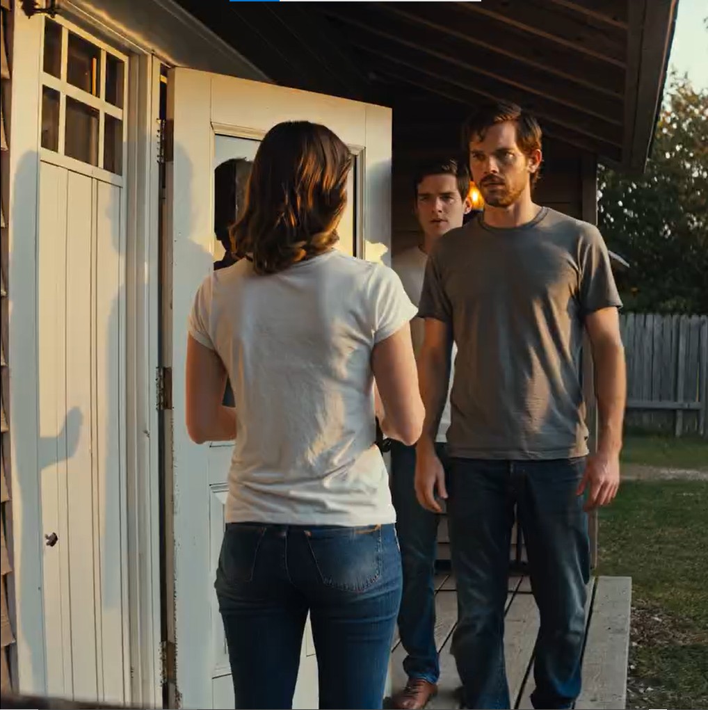 Mój mąż i jego bracia uznali, że to zabawne, że zrobili mi „żart” – zostawili mnie błąkającą się 300 mil od domu, śmiejącą się i odjeżdżającą krzyczącą: „Powodzenia!”. Nigdy nie wróciłam… 5 lat później mnie znalazł – a jego uśmiech zniknął, gdy zobaczył, kto za mną stoi.