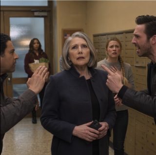 „Jak mogłeś sprzedać to mieszkanie? Przecież obiecałem je żonie! Daj mi pieniądze ze sprzedaży – natychmiast!” – krzyknął Ryan tak głośno, że kobieta w korytarzu zamarła, jakby usłyszała, jak cały budynek wstrzymał oddech.