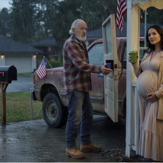 Właśnie wróciłam do domu i zastałam mój warsztat stolarski zamknięty na zamek elektroniczny… Synowa pogłaskała się po brzuchu i zaśmiała się, mówiąc: „Potrzebujemy miejsca dla dziecka”, podczas gdy mój syn stał w milczeniu za nią… Nie sprzeciwiłam się, tylko zbyt szybko skinęłam głową na znak zgody – bo nie mieli pojęcia, kto tak naprawdę trzyma „klucz” do tego domu.