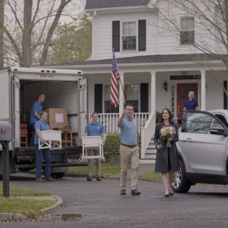 Wróciłam do domu po wizycie na grobie Karen i zastałam mojego teścia kierującego przeprowadzką. „Zmieniamy to na pokój dziecięcy dla dziecka Mike’a” – oznajmił. Wyciągnęłam telefon. „Rozumiem. Czy Mike wspominał o swojej wazektomii? Albo o tym, że jestem właścicielką tego domu?”