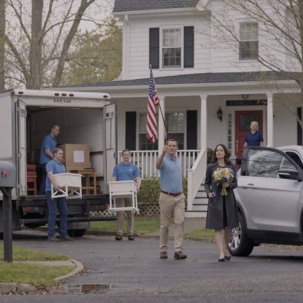 Wróciłam do domu po wizycie na grobie Karen i zastałam mojego teścia kierującego przeprowadzką. „Zmieniamy to na pokój dziecięcy dla dziecka Mike’a” – oznajmił. Wyciągnęłam telefon. „Rozumiem. Czy Mike wspominał o swojej wazektomii? Albo o tym, że jestem właścicielką tego domu?”