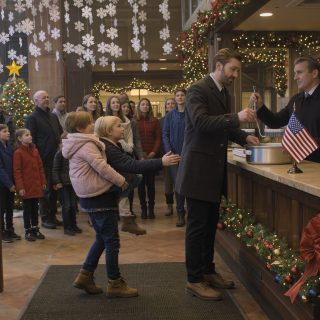 „Proszę pana… Moja siostra jest ranna. Nie mamy dokąd pójść. Czy możemy tu dziś zostać z panem?” – wyszeptał chłopiec do samotnego ojca, prezesa schroniska, stojącego w drzwiach. Spojrzał na dziewczynkę opartą o ścianę, próbującą utrzymać się na nogach, a potem z powrotem na uścisk dłoni chłopca – i nagle jego spotkania i milionowe kontrakty przestały mieć znaczenie. To, co zrobił później, zmieniło życie całej ich trójki.