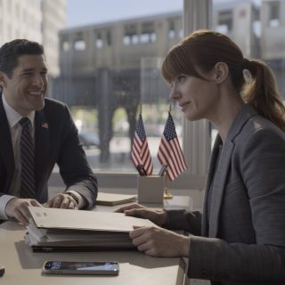 Moja siostra potajemnie sprzedała stary dom w Chicago, który odziedziczyłam po babci, a potem napisała mi chłodno: „Sprzedałam. Dzięki, że mnie nie było”. Odpowiedziałam jednym zdaniem: „Jesteś pewna?”. Moja znajoma prawniczka przeczytała akta i roześmiała się, mówiąc, że właśnie podpisała najgłupszy błąd w swoim życiu… a następnego ranka jej telefon dzwonił bez przerwy.