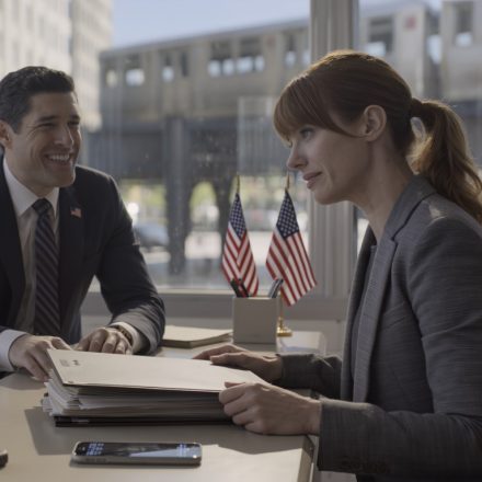 Moja siostra potajemnie sprzedała stary dom w Chicago, który odziedziczyłam po babci, a potem napisała mi chłodno: „Sprzedałam. Dzięki, że mnie nie było”. Odpowiedziałam jednym zdaniem: „Jesteś pewna?”. Moja znajoma prawniczka przeczytała akta i roześmiała się, mówiąc, że właśnie podpisała najgłupszy błąd w swoim życiu… a następnego ranka jej telefon dzwonił bez przerwy.