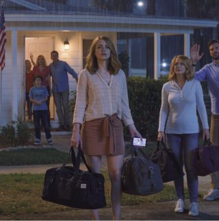 Mama napisała mi SMS-a: „Sprzedaliśmy twój samochód – rodzina jest najważniejsza. Bądź wdzięczny, że pozwoliliśmy ci tu mieszkać”. Potem dodała: „A, i twój brat zaczyna studia – zapłacisz za jego pierwszy semestr. 6000 dolarów, płatne w tym tygodniu”. Odpowiedziałem: „Nie”. Tata krzyknął: „Spakuj swoje rzeczy”. Więc tak zrobiłem i zostawiłem kilka rzeczy. A następnego ranka błagali mnie o pomoc.