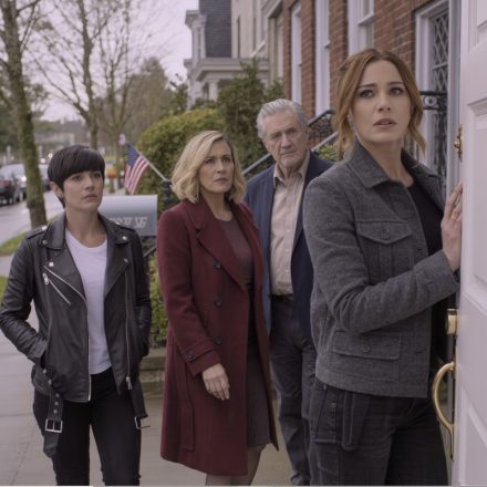 Moi rodzice wyrzucili mnie z domu w moje urodziny, a moje rzeczy piętrzyły się na ganku. Nie powiedziałem ani słowa – po prostu wyszedłem. Lata później kupiłem własny dom. Wtedy się pojawili i powiedzieli: „To majątek rodzinny”.