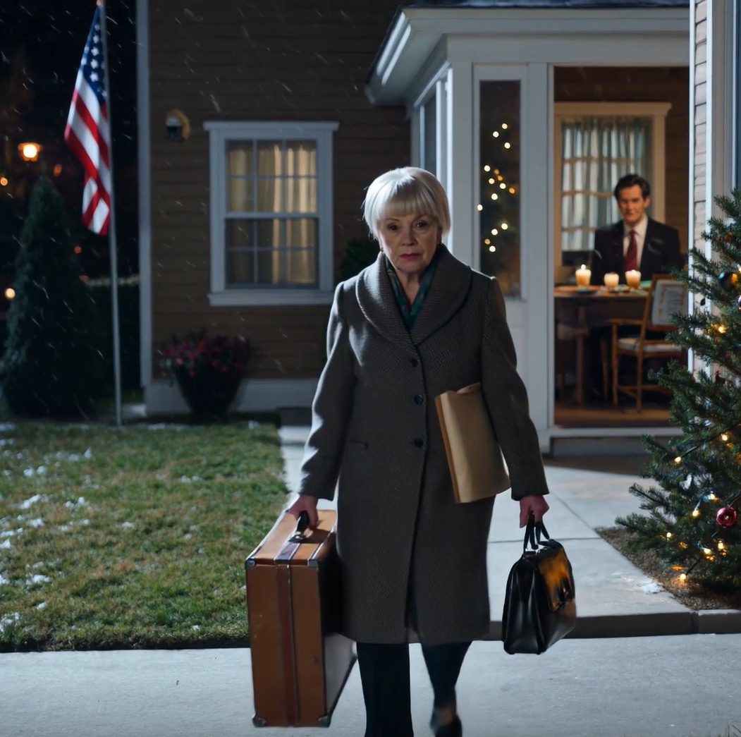 Podczas kolacji wigilijnej moja synowa podała mi mop. „Przestań udawać, że jesteś chora i czysta” – krzyknęła. Mój syn dodał: „Przestań używać swojego wieku jako wymówki…”. Tego wieczoru spakowałam ubrania do walizki i zniknęłam. Ale to, co zrobiłam następnego dnia… sprawiło, że zbladli ze strachu.