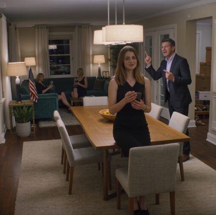 Moja siostra, która właśnie się rozwiodła, przywiozła cały wózek swoich rzeczy, żeby „zamieszkać” u mnie, zamieniając salon w designerski schowek na rzeczy, jakbym była jej służącą… a potem mój ojciec wpadł do mojej firmy, wskazując na mnie palcem i stawiając ultimatum: „Jeśli nie zaopiekujesz się siostrą, stracisz pracę!” — Nie sprzeciwiłam się, tylko się uśmiechnęłam, odstawiłam kubek z kawą… i powiedziałam tylko jedno zdanie, które po raz pierwszy pozostawiło ich bez słowa.