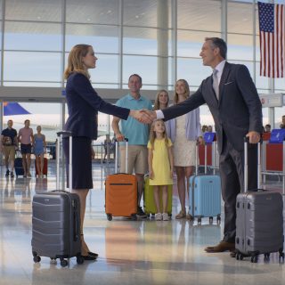 Moja rodzina napisała SMS-a: „Wybieramy się tylko z rodzeństwem – nie kwalifikujesz się”. Życzyłem im miłej zabawy. Następnego ranka, kiedy ich lot został nagle odwołany i prezes linii lotniczych wyszedł, żeby mnie powitać, mój brat tylko się na mnie gapił i powiedział: „Czekaj… co?”.