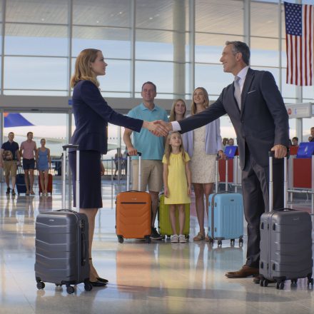 Moja rodzina napisała SMS-a: „Wybieramy się tylko z rodzeństwem – nie kwalifikujesz się”. Życzyłem im miłej zabawy. Następnego ranka, kiedy ich lot został nagle odwołany i prezes linii lotniczych wyszedł, żeby mnie powitać, mój brat tylko się na mnie gapił i powiedział: „Czekaj… co?”.