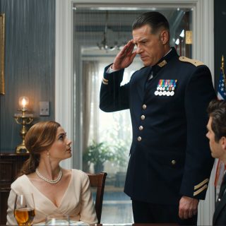 „Przynosisz wstyd tej rodzinie” – powiedziała mama przed wszystkimi, a usta mojego brata wykrzywiły się w tym znajomym uśmieszku. „Nieudacznik”. Nie wypowiedział tego słowa, dopóki drzwi wejściowe się nie otworzyły, mąż mojej siostry wszedł w mundurze, a cała sala zapomniała, jak się oddycha.