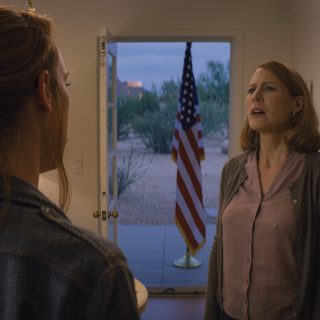 Mama krzyknęła mi prosto w twarz: „Wynoś się i nigdy nie wracaj!”. Złapałam kluczyki i bez słowa wyszłam z naszego domu na przedmieściach Phoenix. Po tygodniach ciszy tata nagle zadzwonił drżącym głosem: „Dlaczego bank twierdzi, że w tym miesiącu brakuje…?”. Nie kłóciłam się, nie płakałam – odpowiedziałam tylko jednym zdaniem. A po drugiej stronie… jakby cała rodzina ucichła.