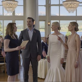 Na ślubie mojej siostry siedziałam za filarem. Wszyscy udawali, że nie jestem rodziną. Nagle obok mnie usiadł nieznajomy i powiedział: „Po prostu rób to, co mówię, i udawaj, że jesteś moją randką”. Kiedy wstał, żeby przemówić, wszyscy się odwrócili, a moja siostra przestała się uśmiechać.