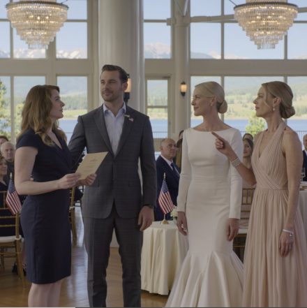 Na ślubie mojej siostry siedziałam za filarem. Wszyscy udawali, że nie jestem rodziną. Nagle obok mnie usiadł nieznajomy i powiedział: „Po prostu rób to, co mówię, i udawaj, że jesteś moją randką”. Kiedy wstał, żeby przemówić, wszyscy się odwrócili, a moja siostra przestała się uśmiechać.