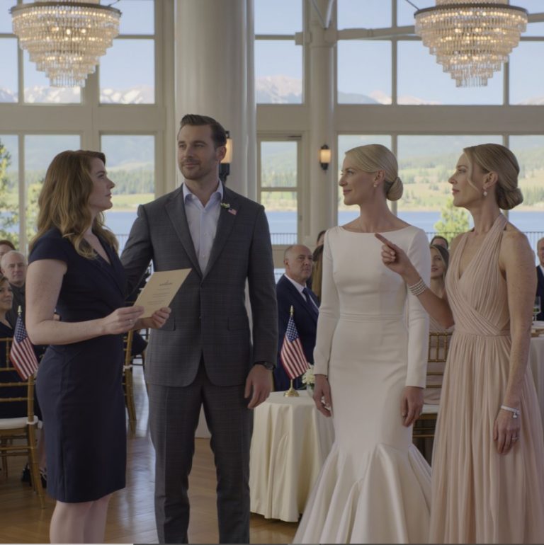 Na ślubie mojej siostry siedziałam za filarem. Wszyscy udawali, że nie jestem rodziną. Nagle obok mnie usiadł nieznajomy i powiedział: „Po prostu rób to, co mówię, i udawaj, że jesteś moją randką”. Kiedy wstał, żeby przemówić, wszyscy się odwrócili, a moja siostra przestała się uśmiechać.