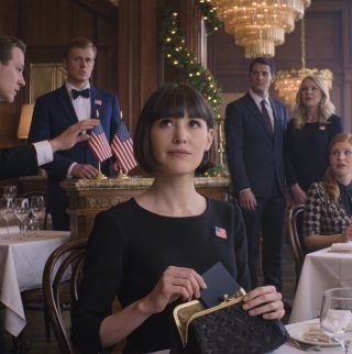 Podczas kolacji wigilijnej mąż wręczył mi papiery rozwodowe, a jego matka śmiała się, przekonana, że ​​zostanę zażenowana pięciocyfrowym rachunkiem i brakiem perspektyw. Nie sprzeciwiłam się. Nie płakałam. Otworzyłam zniszczoną torebkę i zapłaciłam cichą, czarną kartą, co sprawiło, że kelner zbladł – i nagle ich uśmiechy zgasły. W tej jednej chwili zdali sobie sprawę, że „zbankrutowana” żona, którą planowali porzucić, nie była bezsilna… a konsekwencje już się zaczęły.