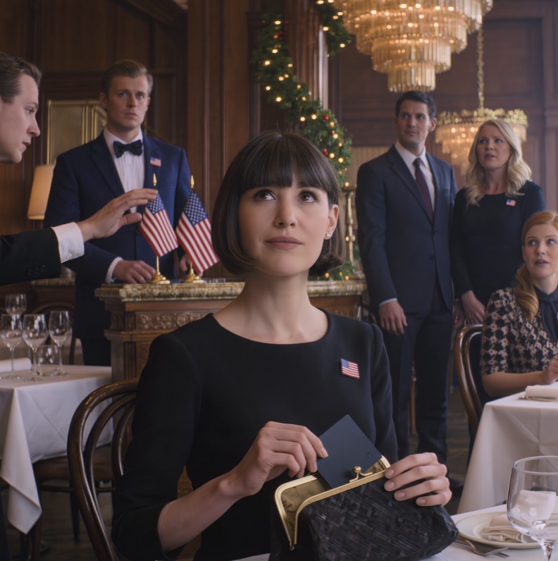 Podczas kolacji wigilijnej mąż wręczył mi papiery rozwodowe, a jego matka śmiała się, przekonana, że ​​zostanę zażenowana pięciocyfrowym rachunkiem i brakiem perspektyw. Nie sprzeciwiłam się. Nie płakałam. Otworzyłam zniszczoną torebkę i zapłaciłam cichą, czarną kartą, co sprawiło, że kelner zbladł – i nagle ich uśmiechy zgasły. W tej jednej chwili zdali sobie sprawę, że „zbankrutowana” żona, którą planowali porzucić, nie była bezsilna… a konsekwencje już się zaczęły.