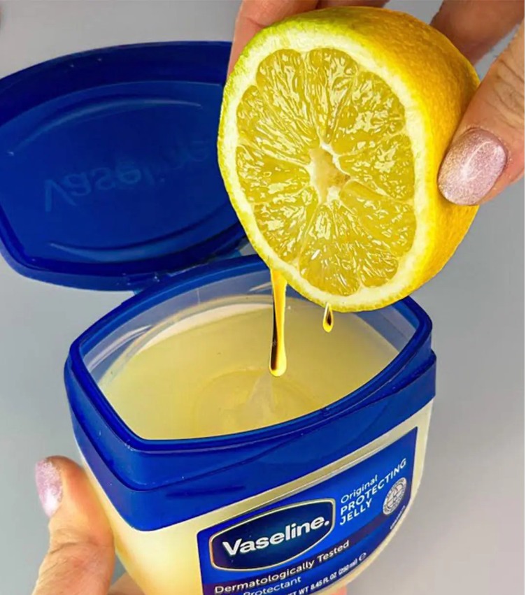 Odśwież swoją rutynę pielęgnacyjną dzięki połączeniu wazeliny i cytryny.