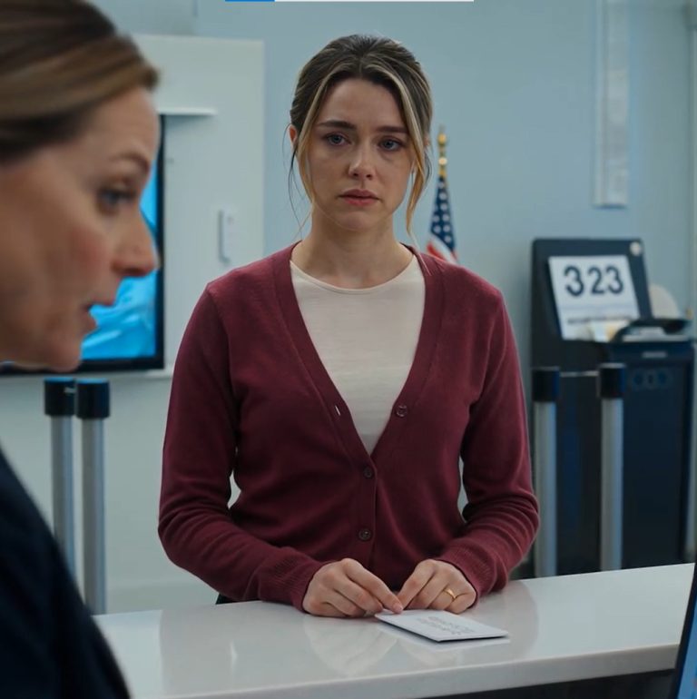 Po pogrzebie rodziców moja starsza siostra krążyła po domu, jakby należał do niej od zawsze – trzymając klucze, dokumenty, każdy pokój – a potem wcisnęła mi w dłoń kartę kredytową na 500 dolarów, jakby robiła mi przysługę. Nie wyglądała na ani trochę skrępowaną; po prostu powiedziała, że ​​muszę odejść… bo zostałem adoptowany. Nie kłóciłem się ani nie błagałem – wyszedłem z palącą dumą i schowałem kartę, żebym nie musiał jej więcej widzieć. Minęło pięć lat. Kiedy w końcu poszedłem do banku, żeby ją anulować, pracownik wpatrywał się w ekran, spojrzał na mnie i powiedział jedno zdanie, które sprawiło, że całe moje ciało zamarło…