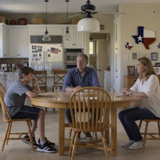 Podczas rodzinnej kolacji tata zapytał, czy moje kieszonkowe wystarczy. Kiedy zapytałem: „Jakie kieszonkowe?”, jego mina zbladła.