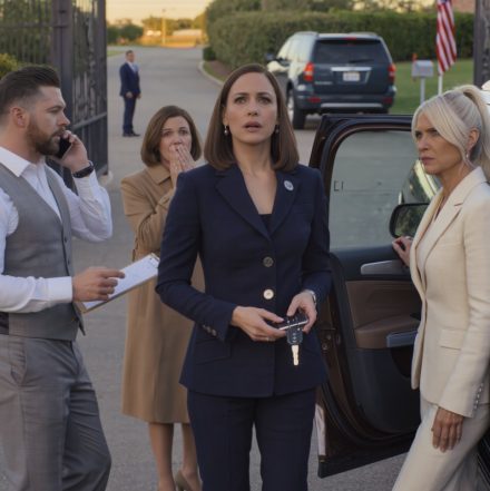 Czy to nie dziwne, że twoja własna rodzina może „zapomnieć” zarezerwować ci miejsce, „zapomnieć” wydrukować twoje imię i nazwisko oraz „zapomnieć” o twoich wpłatach, a potem nagle przypomnieć sobie o twoim istnieniu w chwili, gdy będą potrzebować podpisu, przelewu lub twojego milczenia, jakbyś był wygodnym duchem, którego mogą przywołać na zawołanie, aż do dnia, w którym przestaniesz współpracować i ich uprzejmość zacznie pękać?