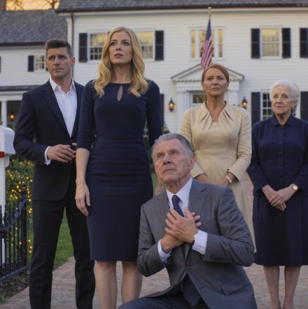 Mój ojciec przez 28 lat traktował mnie jak „dowód” zdrady mojej żony – więc kiedy zażądał testu DNA, zanim „pozwolił” na mój ślub, w końcu się zgodziłem. Myślałem, że jeden czysty wynik położy kres okrucieństwu. Nie położył kresu niczemu. To rozbiło naszą rodzinę – bo raport nie tylko mówił, że nie jestem jego dzieckiem. Mówił też, że nie jestem dzieckiem mojej matki, a każda odpowiedź, której potrzebowałem, kryła się w miejscu, w którym się urodziłem.