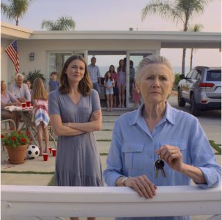 W wieku 70 lat poszedłem odpocząć do mojego spokojnego domu na plaży w Malibu, ale zastałem tam już moją synową z całą rodziną, jakby był to wynajęty dom na wakacje. Kiedy spojrzała na mnie z czystą pogardą i powiedziała: „Co ten stary pasożyt tu robi? Tu nie ma dla ciebie miejsca”, tylko się uśmiechnąłem… bo nie zdawała sobie sprawy, że właśnie rozpoczęła wojnę, której nie może wygrać.