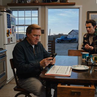 Kiedy mój syn wpadł „tylko po to, żeby upewnić się, że mój stary samochód jest bezpieczny”, znalazłem ukryty pod nim lokalizator. Nie zwróciłem mu na to uwagi – po cichu go wyjąłem i wysłałem do Kanady. Dwanaście godzin później zadzwonił mój telefon… A głos po drugiej stronie mnie przeraził.