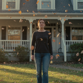 Na pogrzebie mojego taty mój brat stanął przed wszystkimi i ogłosił, że sprzedaje nasz rodzinny dom, aby ukryć pewien sekretny bałagan, o którym nawet nie wiedziałam – a moja mama skinęła głową, jakby sprawa już się skończyła