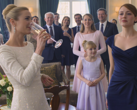 „Chcielibyśmy, żeby twoja siostra była naszym jedynym dzieckiem” – wzniosła toast moja matka – śmiejąc się jak ostrze. Wyszedłem i zniknąłem. Rok później wróciłem na zaręczyny mojej siostry i oznajmiłem, że zdobyłem ważną partnerkę. Matka zbladła i wyszeptała: „Powinieneś był nam powiedzieć”. Odpowiedziałem: „Chciałeś, żebym nie istniał. Więc odszedłem”. Dziesięć minut później zadzwonił telefon przy stoliku.