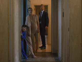 Pewnej nocy najzimniejszy wdowiec w Chicago podążył za swoją ciężarną gospodynią i znalazł małego chłopca z oczami na końcu zniszczonego korytarza