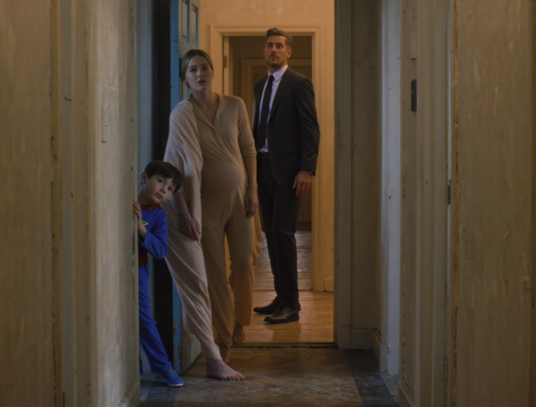 Pewnej nocy najzimniejszy wdowiec w Chicago podążył za swoją ciężarną gospodynią i znalazł małego chłopca z oczami na końcu zniszczonego korytarza