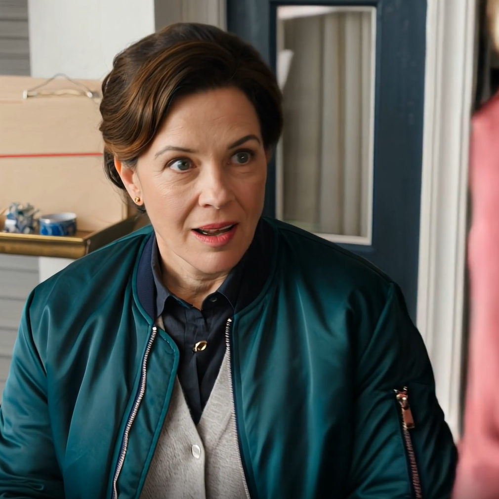 Aby uczcić 20. urodziny mojego wnuka, moja synowa zarezerwowała stolik w luksusowej restauracji i chłodno poinformowała całą rodzinę, że nie ma mnie na liście. Syn wysłał SMS-a: „Mamo, posprzątaj; dziś wieczorem wrócimy późno z gośćmi”. Złożyłam więc ostatni ręcznik, wyłączyłam zegar mikrofalówki i zrobiłam dokładnie to, czego wymagała wiadomość. Późnym wieczorem wrócili z przyjęcia, otworzyli drzwi i byli oszołomieni widokiem, jaki na nich czekał.