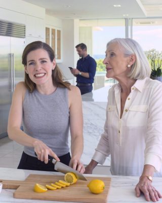 „Nigdy nie będziesz prawdziwą rodziną” – uśmiechnęła się moja teściowa, podając mi nóż, zamiast tego krojąc mnie w swojej nieskazitelnie czystej kuchni. Postanowiłam jeszcze raz milczeć. Potem, w środku niedzielnego obiadu, powiedziała, że ​​nie zasługuję na taką samą rangę jak „prawdziwy Holloway”. W pokoju zapadła głucha cisza – aż mój mąż w końcu podniósł wzrok znad telefonu i powiedział: „Mamo, dość”.