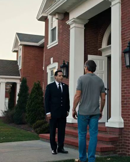 Nigdy nie powiedziałem synowi o mojej miesięcznej pensji wynoszącej 40 000 dolarów. Zawsze widział, jak żyję skromnie. Zaprosił mnie na kolację do rodziców swojej żony. Ale gdy tylko przekroczyłem próg,…