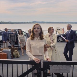 Dwadzieścia walizek pojawiło się przy bramie mojego domu nad jeziorem, jakby ktoś przez cały miesiąc zamienił go w punkt odprawy. Kilka minut później pojawili się moi rodzice z grupą krewnych – a ponieważ nie chciałem sprzątać po nich bałaganu, mama powiedziała: „Rodzina ma prawo!”. Nie sprzeciwiłem się. Wskazałem tylko na tabliczkę: „Tylko dla gości”. Wtedy zarządca budynku zaczął czytać nazwiska… i zatrzymał się na nazwisku mojego ojca. Atmosfera zmieniła się tak szybko, że mama złapała mnie za rękę i wyszeptała: „Nie rób tego”.