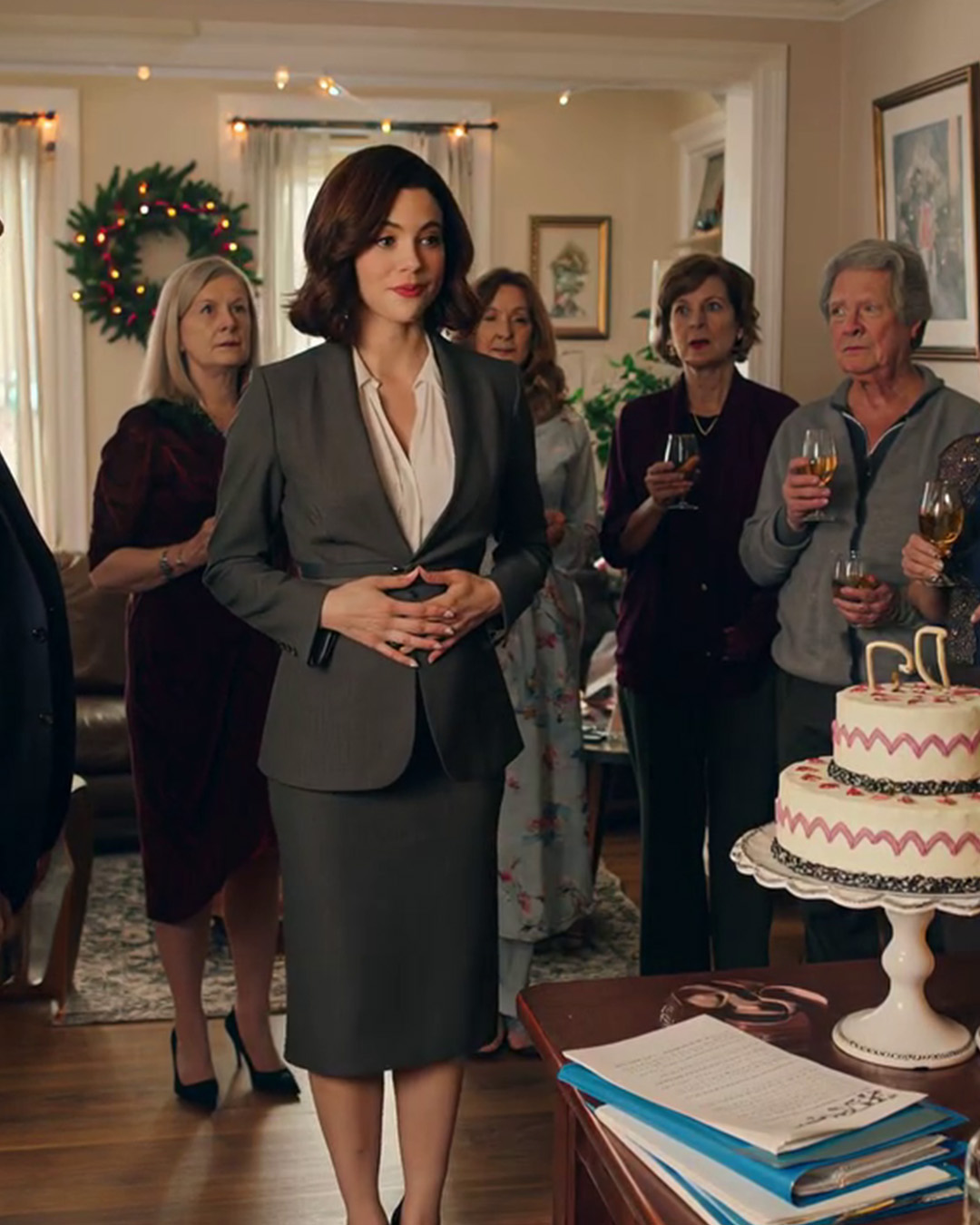 Kupiłem rodzicom dom, ale zastałem ich śpiących w kącie. Moja szwagierka uśmiechnęła się złośliwie: „Potrzebujemy miejsca dla dziecka, tylko przeszkadzają”. Wyciągnąłem akt własności i powiedziałem: „WŁAŚCIWIE NIE JESTEŚ WŁAŚCICIELEM”.