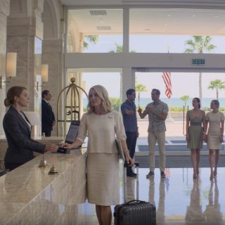 Podczas rodzinnych wakacji mój zięć podniósł głos na recepcjonistę w hotelu: „Nie pomagaj jej z bagażem, nie ma jej z nami”. Moja córka wybuchnęła śmiechem. Nie miał pojęcia, że ​​właśnie kupiłam hotel. To, co zrobiłam później, wprawiło ich w szok – oboje ZATRZYMALI SIĘ CAŁKOWICIE…